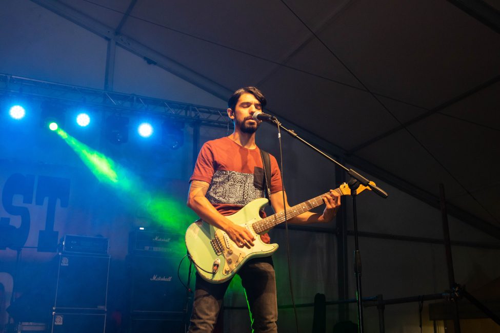 Il bassista di TUTTOMAX suona e canta sul palco