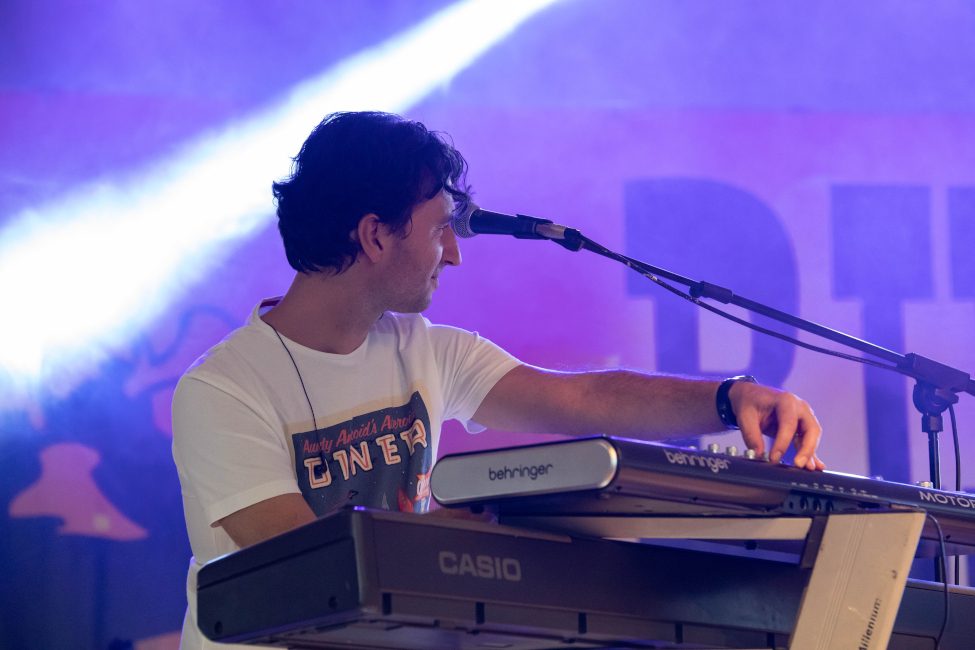 Diego alle tastiere durante il live TUTTOMAX