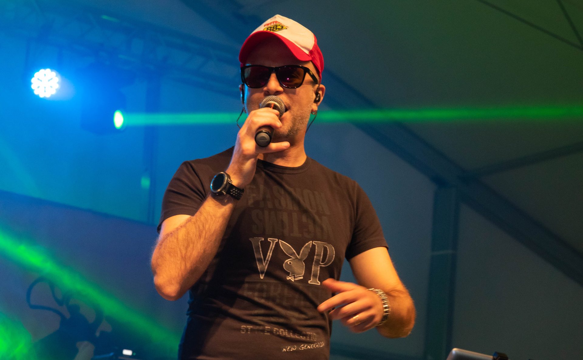 Il cantante di TUTTOMAX al microfono durante un concerto